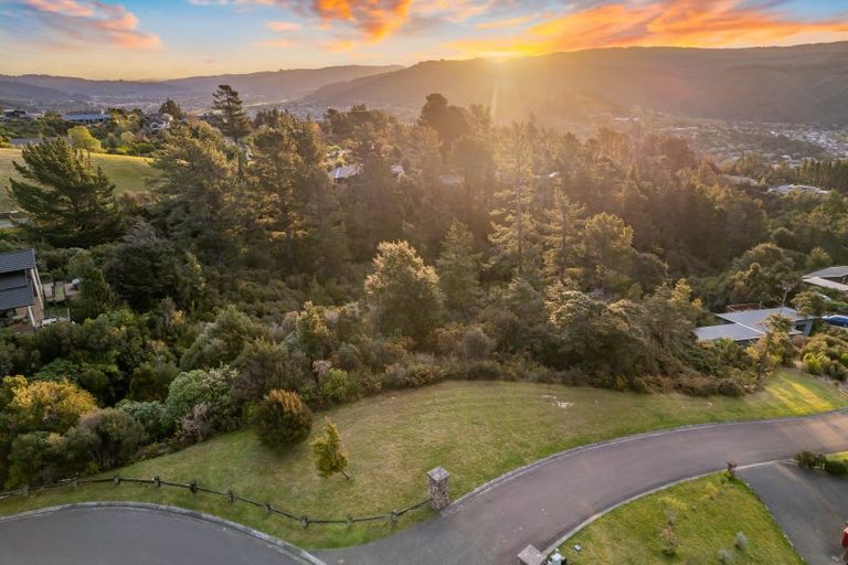 Photo of property in 28 Mount Marua Way, Timberlea, Upper Hutt, 5018
