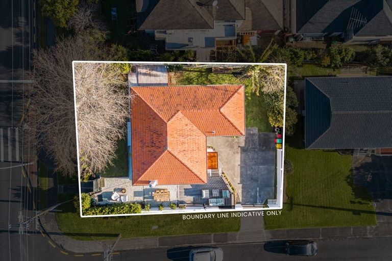 Photo of property in 1/150 East Coast Road, Forrest Hill, Auckland, 0620