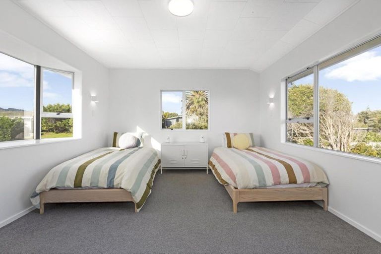 Photo of property in 1 Goldie Place, Waikanae Beach, Waikanae, 5036