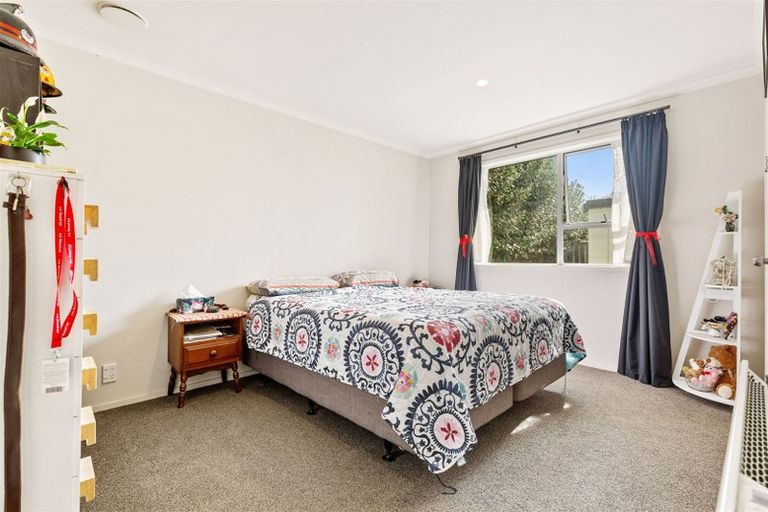 Photo of property in 2 Katrina Place, Massey, Auckland, 0614