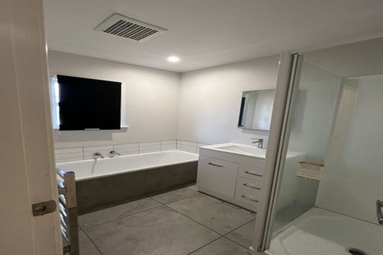 Photo of property in 19 Oswald Crescent, Paparangi, Wellington, 6037