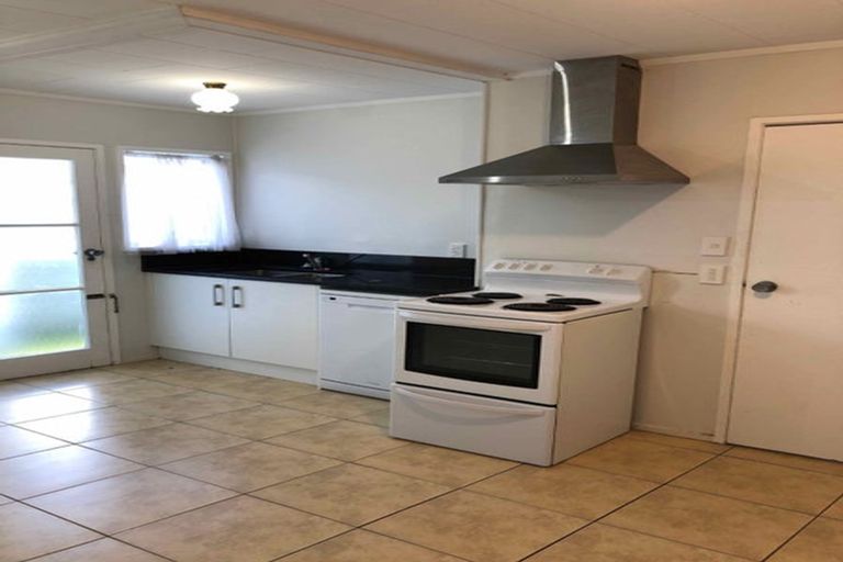 Photo of property in 47 Staverton Crescent, Mangere, Auckland, 2022