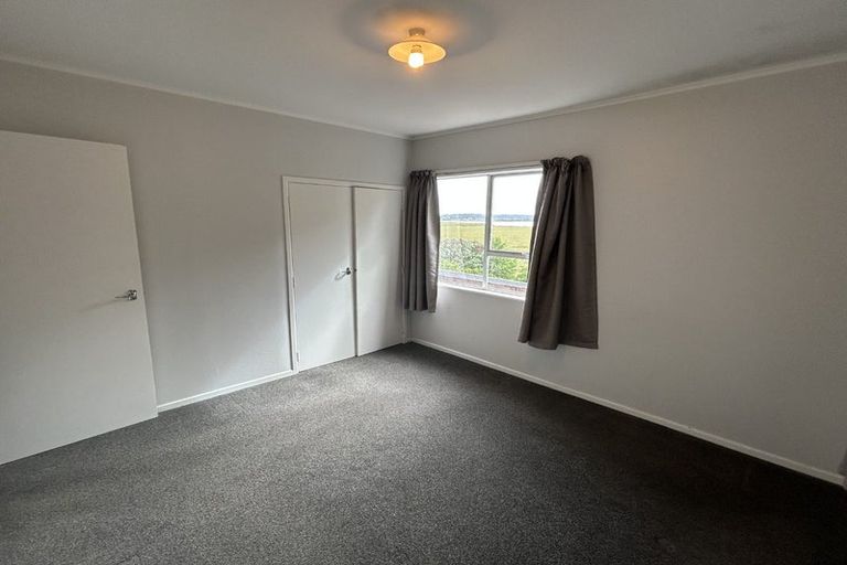 Photo of property in 60 Rewarewa Road, Te Atatu Peninsula, Auckland, 0610