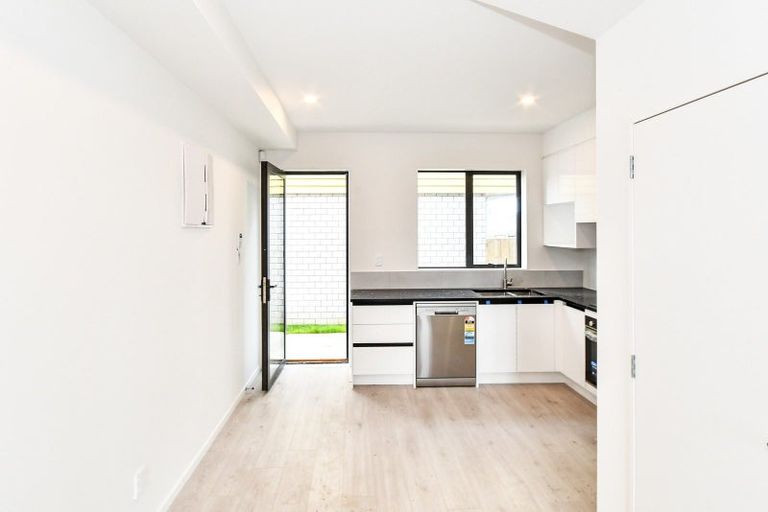 Photo of property in 2/3226 Great North Road, New Lynn, Auckland, 0600