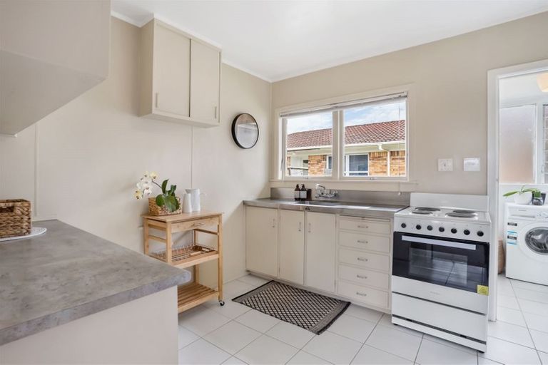 Photo of property in 2/1 Ocean View Road, Hillcrest, Auckland, 0627