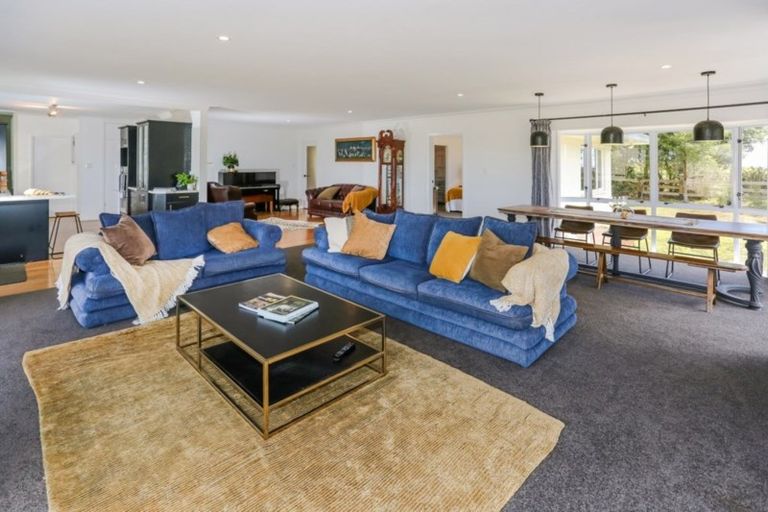 Photo of property in 21 Bush Road, Waiatarua, Auckland, 0604