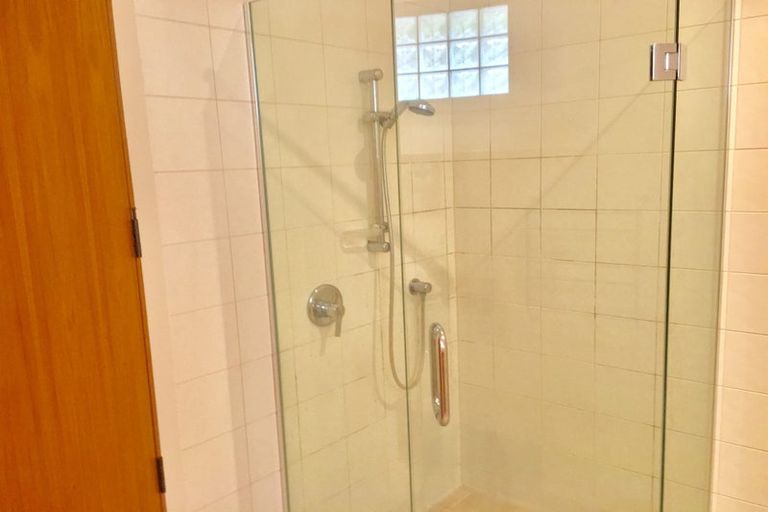 Photo of property in 1/3 Portal Place, Murrays Bay, Auckland, 0630