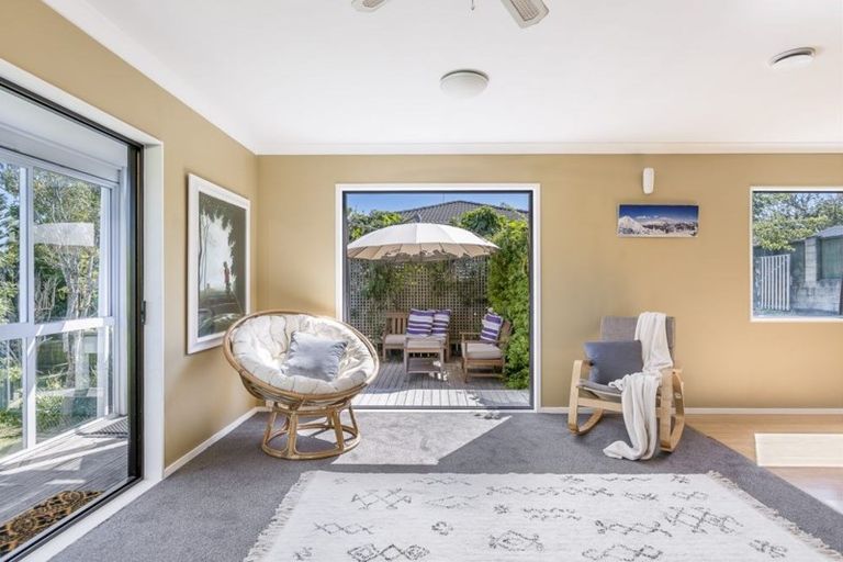 Photo of property in 72 Gloria Avenue, Te Atatu Peninsula, Auckland, 0610