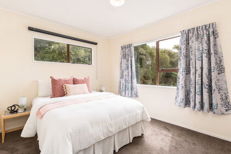 Photo of property in 6a Stella Grove, Newlands, Wellington, 6037