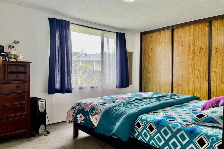 Photo of property in 15 Kotinga Avenue, Glen Eden, Auckland, 0602
