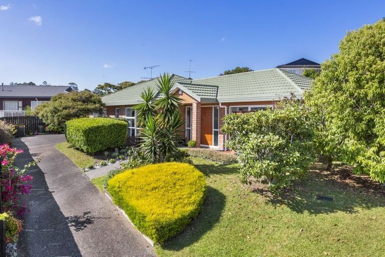 Photo of property in 10 Ryden Place, Glen Eden, Auckland, 0602