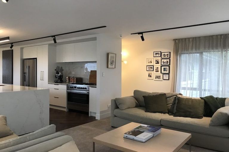 Photo of property in 2 Ravenwood Drive, Forrest Hill, Auckland, 0620