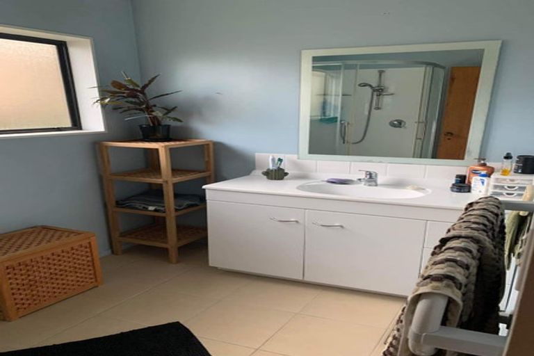 Photo of property in 1/5 Spring Grove, Henderson, Auckland, 0612