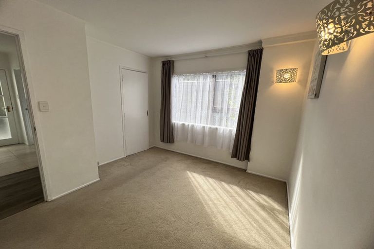 Photo of property in 1/4 Braund Place, Glenfield, Auckland, 0629