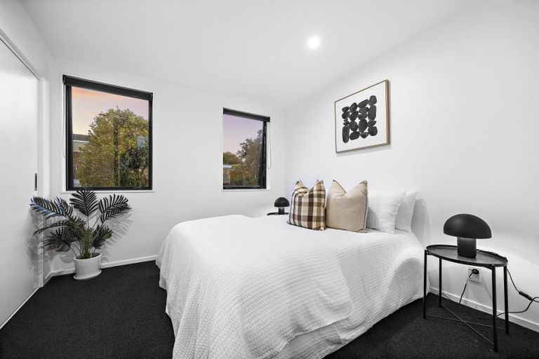 Photo of property in 13/15 Chivalry Road, Glenfield, Auckland, 0629