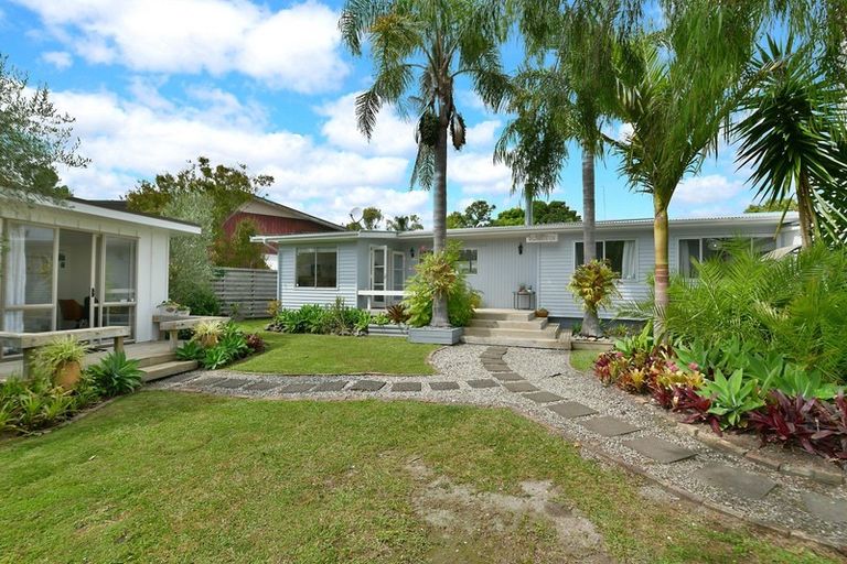 Photo of property in 18 Walton Street, Red Beach, 0932