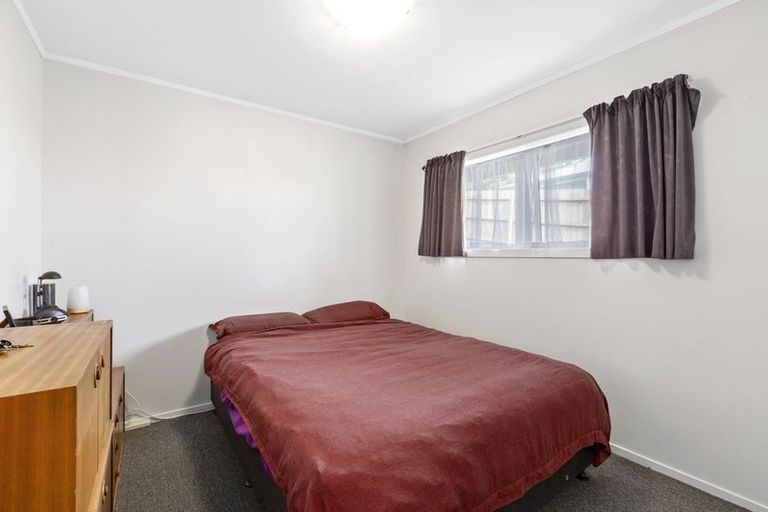 Photo of property in 16 Kearney Place, Massey, Auckland, 0614