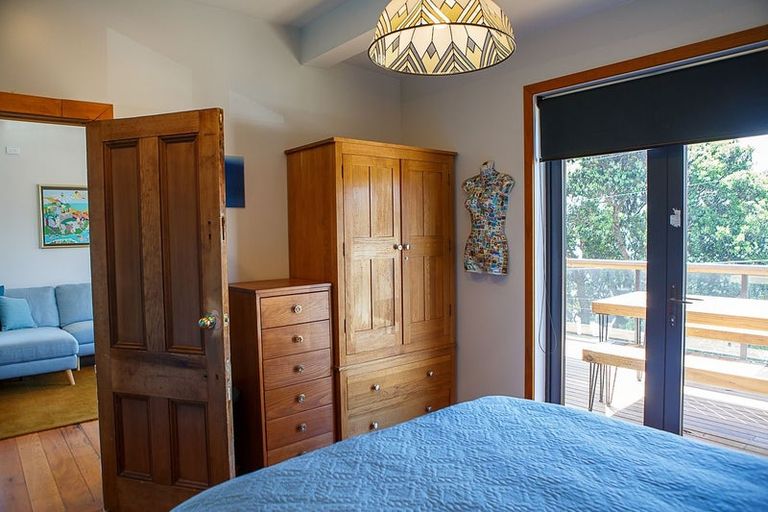 Photo of property in 274 Queens Drive, Lyall Bay, Wellington, 6022