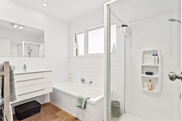 Photo of property in 27 Gill Avenue, Te Atatu Peninsula, Auckland, 0610