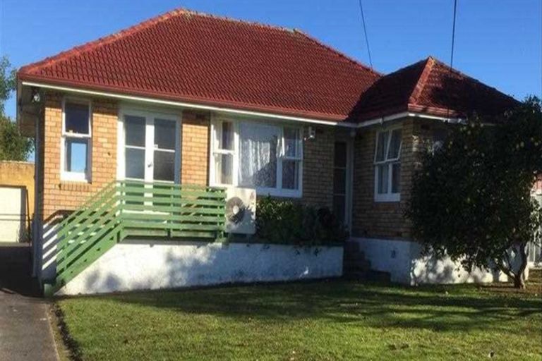 Photo of property in 196 Waimumu Road, Massey, Auckland, 0614