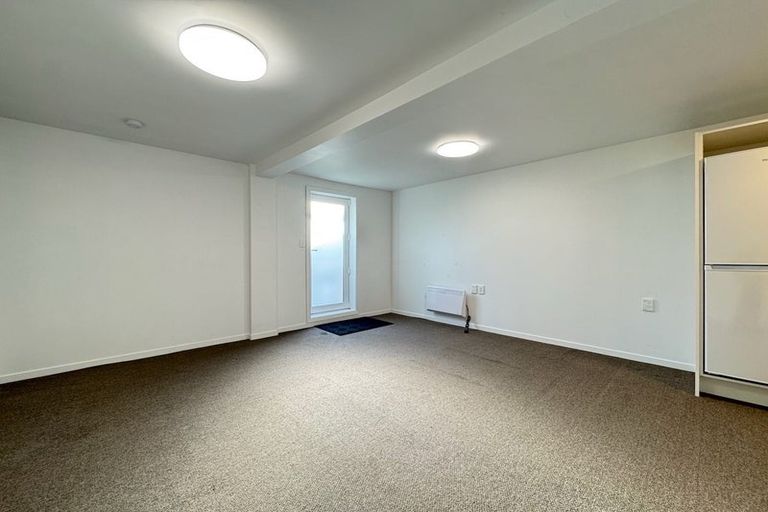 Photo of property in 21 Quigley Street, Newlands, Wellington, 6037