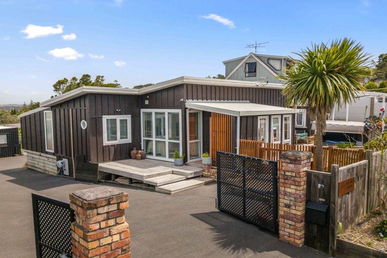 Photo of property in 127 Vipond Road, Stanmore Bay, Whangaparaoa, 0932