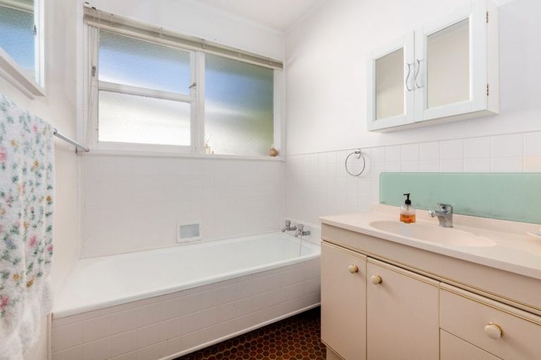 Photo of property in 25 Churton Drive, Churton Park, Wellington, 6037