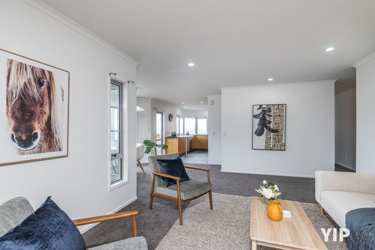 Photo of property in 75 Dress Circle, Newlands, Wellington, 6037
