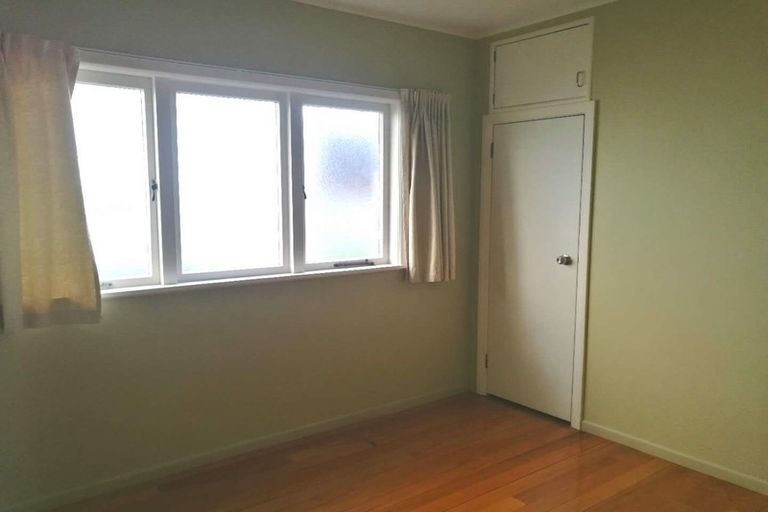 Photo of property in 48 Savoy Road, Glen Eden, Auckland, 0602