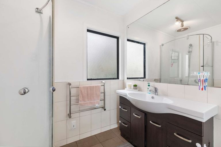 Photo of property in 38 Holmes Drive South, Massey, Auckland, 0614