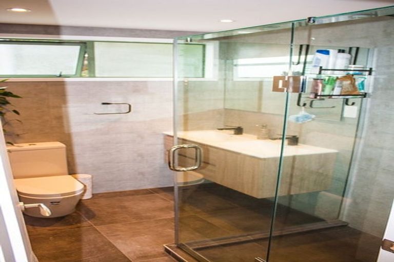 Photo of property in 1/87 Unsworth Drive, Unsworth Heights, Auckland, 0632