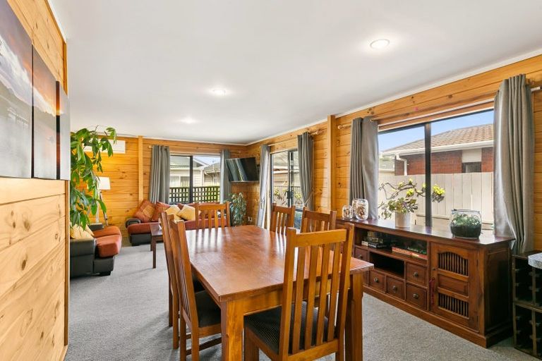 Photo of property in 104 Apu Crescent, Lyall Bay, Wellington, 6022