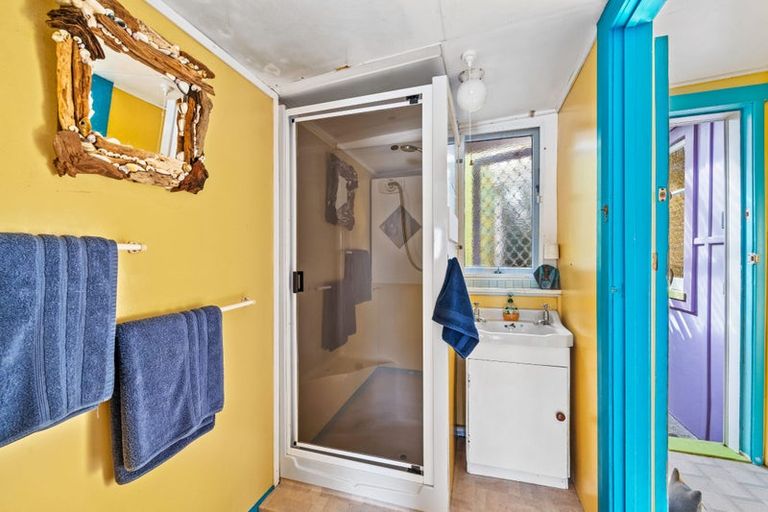 Photo of property in 63 Sea View Road, Baylys Beach, 0377