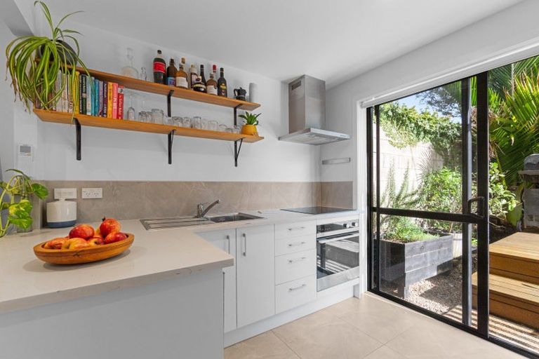 Photo of property in 3/80 Onewa Road, Northcote Point, Auckland, 0627