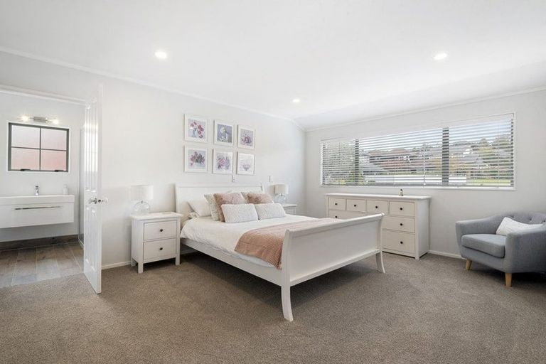 Photo of property in 44 Ravenstone Place, Chatswood, Auckland, 0626