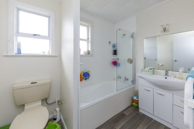 Photo of property in 17 Kaituna Street, Milson, Palmerston North, 4414