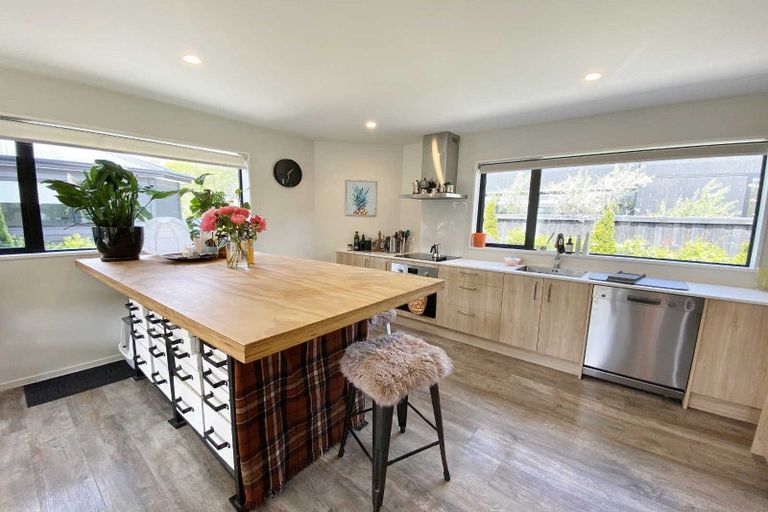 Photo of property in 2/98 Hills Road, Edgeware, Christchurch, 8013