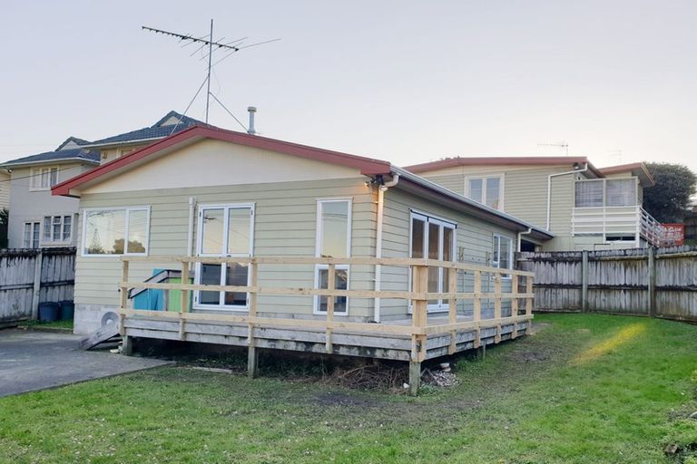 Photo of property in 1/64 Hogans Road, Glenfield, Auckland, 0629