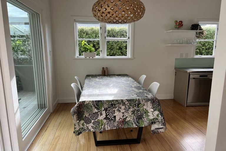 Photo of property in 2/192 Queen Street, Northcote Point, Auckland, 0627