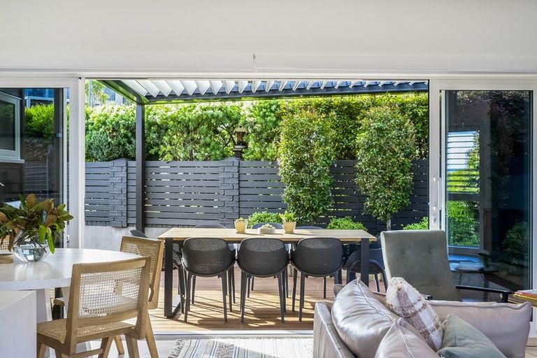 Photo of property in 6 Dorchester Place, Orewa, 0931