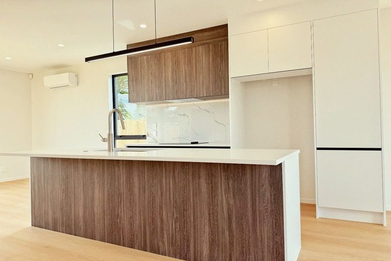 Photo of property in 4a Roberts Road, Matakatia, Whangaparaoa, 0930