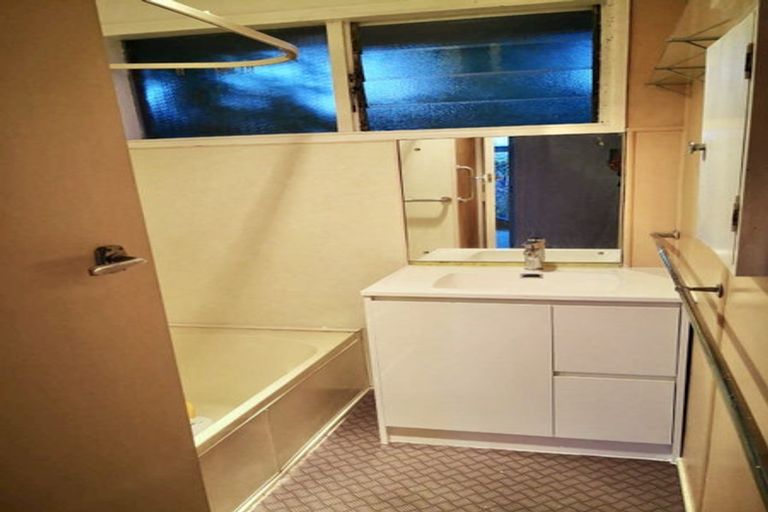 Photo of property in 156 Sunset Road, Unsworth Heights, Auckland, 0632