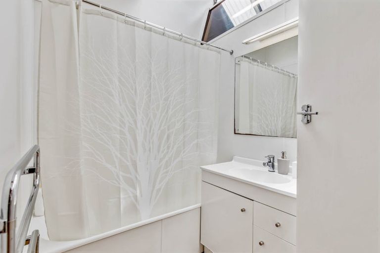 Photo of property in 25 Kopiko Road, Titirangi, Auckland, 0604