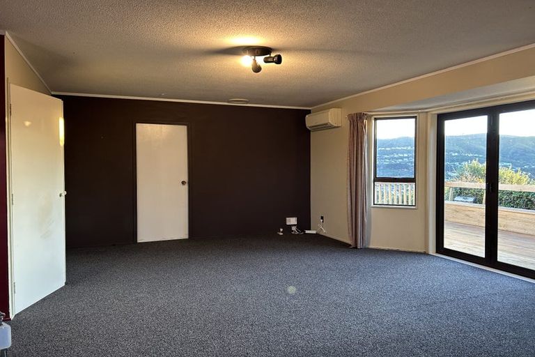 Photo of property in 6 Stroud Way, Newlands, Wellington, 6037