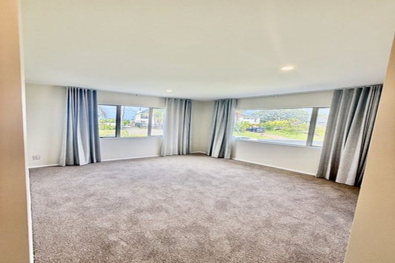 Photo of property in 8 Scarboro Terrace, Murrays Bay, Auckland, 0630