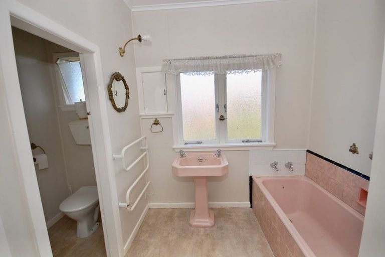 Photo of property in 94 Ocean View Road, Northcote, Auckland, 0627