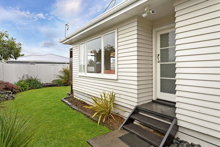 Photo of property in 99 Hobsonville Road, West Harbour, Auckland, 0618