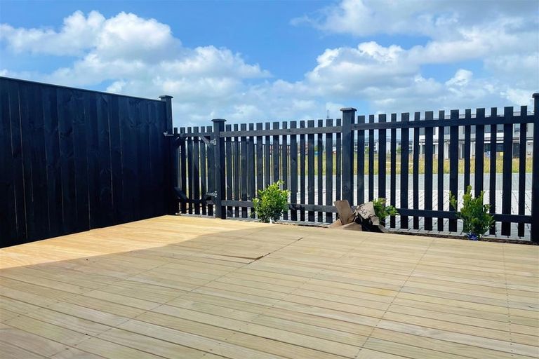 Photo of property in 8 Harikoa Way, Karaka, 2113