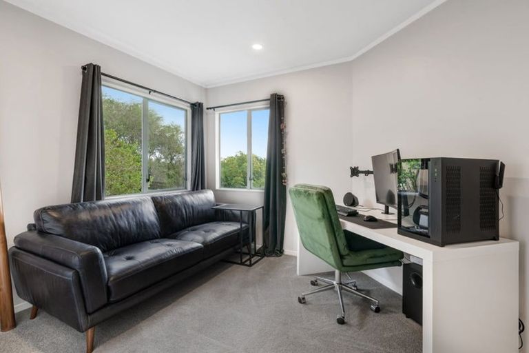 Photo of property in 24 Goldfinch Rise, Unsworth Heights, Auckland, 0632