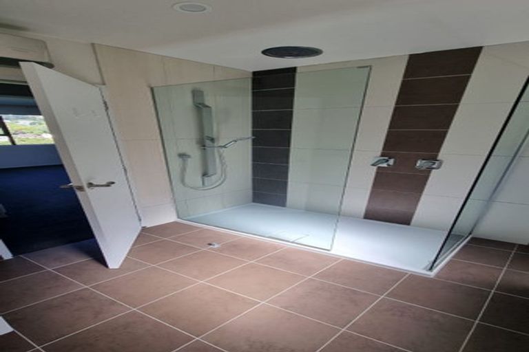Photo of property in 29f2 Cheltenham Terrace, Newlands, Wellington, 6037